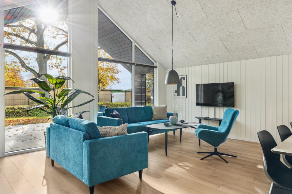Det er god plass til hygge i feriehusets sofagruppe under oppholdet i luksushus nr. 754