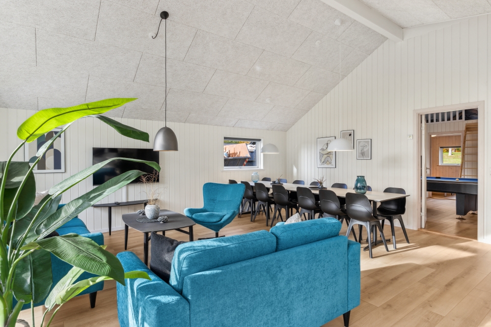 Sofaen i luksushus nr. 754 i Tyskland er perfekt for å hygge seg med et brettspill eller se en film sammen.
