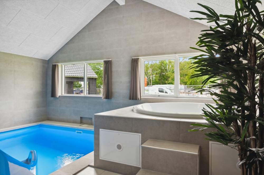 Nyt varmen i boblebadet i luksushus nr. 755 i Tyskland