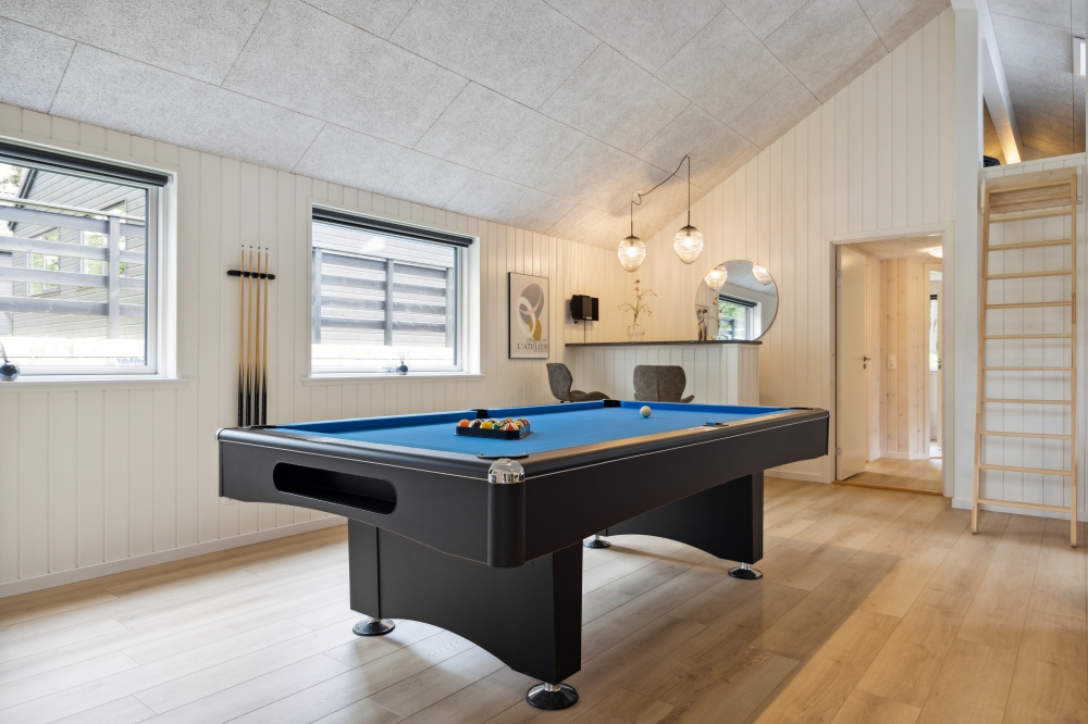 I tillegg til alle aktivitetsmulighetene i husets bassengavdeling, kan du også spille biljard, bordtennis og dart i luksushus nr. 756