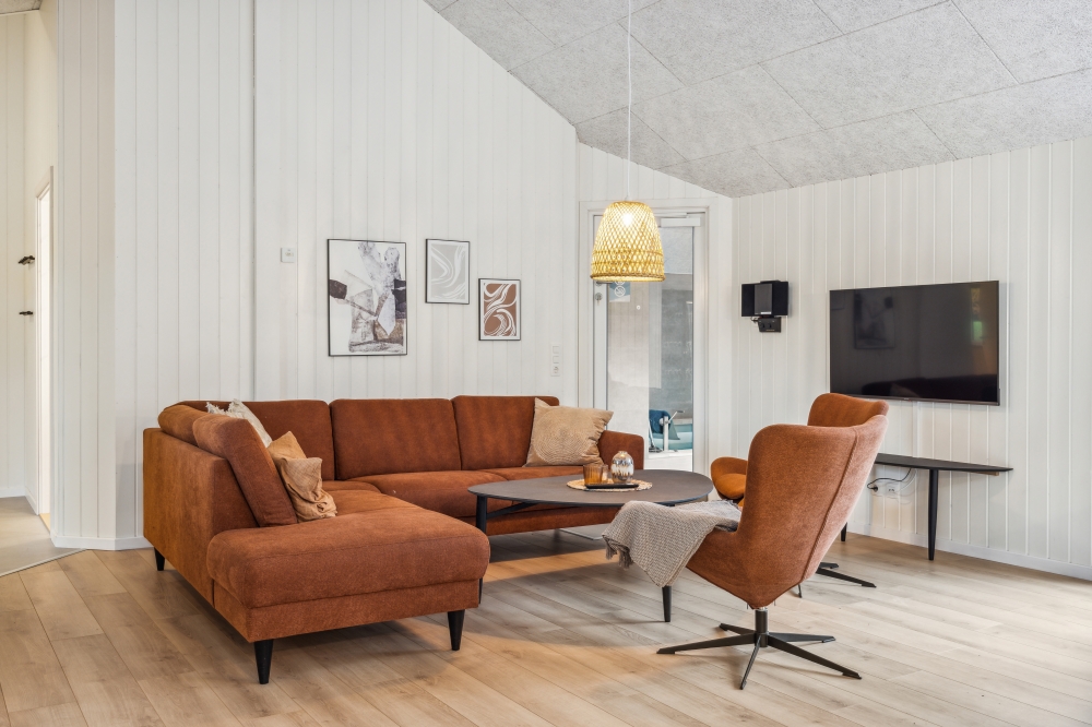 Sofaen i luksushus nr. 758 i Tyskland er perfekt for å hygge seg med et brettspill eller se en film sammen.