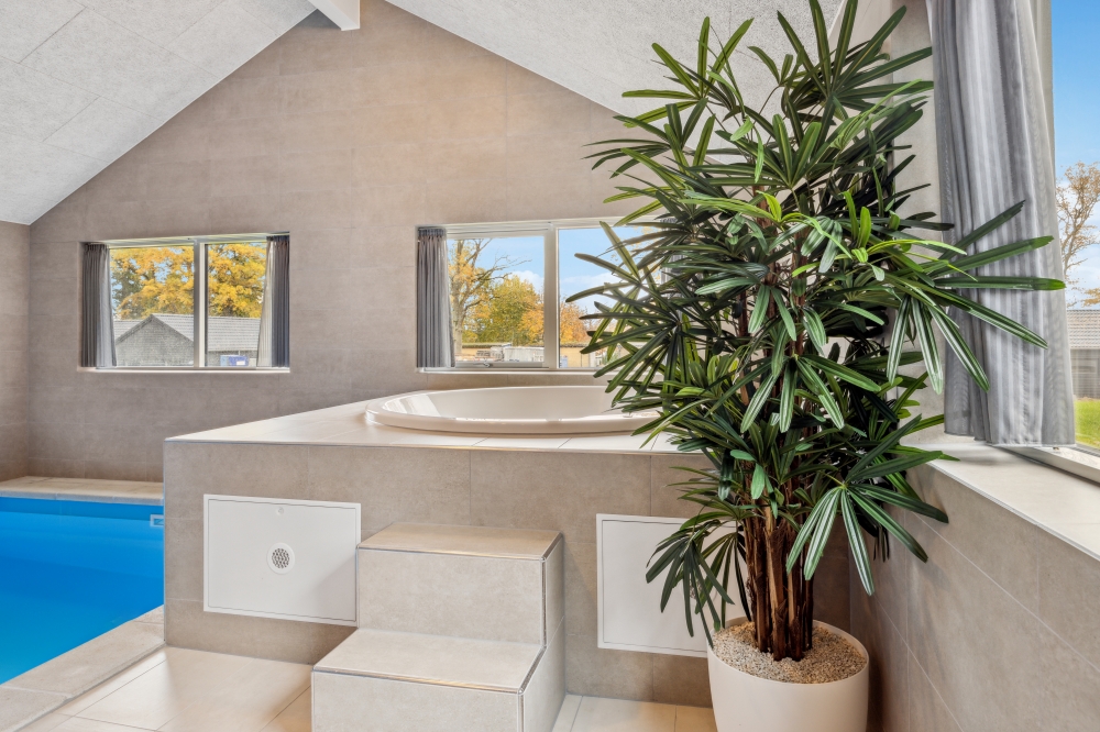 Nyt varmen i boblebadet i luksushus nr. 758 i Tyskland