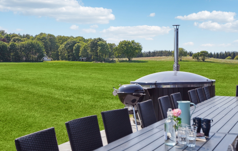 Nyt en grillkveld på terrassen i luksushus nr. 604 i Østjylland
