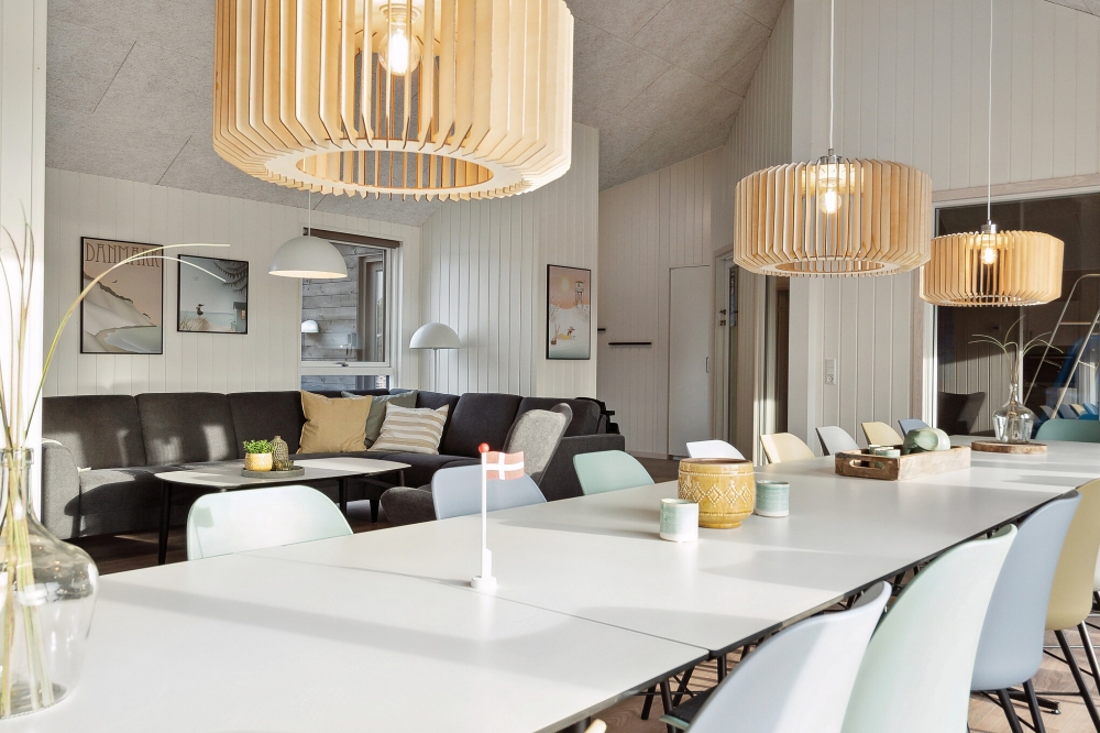Det er plass til 24 personer i det store lyse oppholdsrommet i luksushus nr. 605.