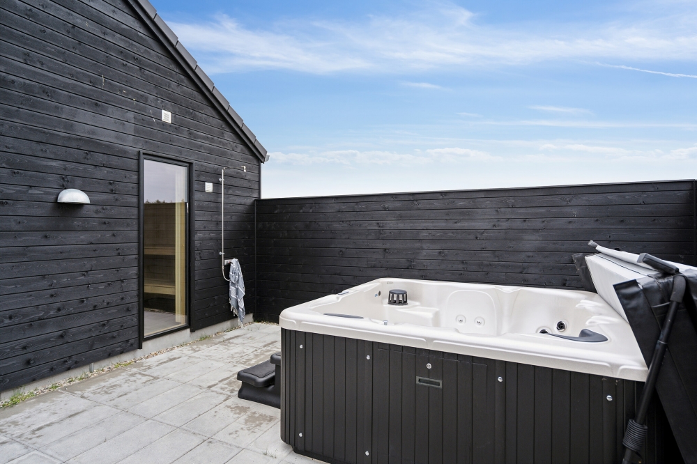 Nyt varmen i boblebadet i luksushus nr. 605 i Vestjylland
