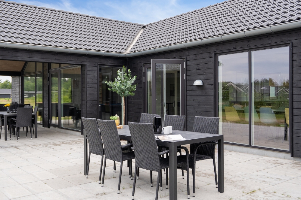 Luksushus nr. 605 har en deilig terrasse med gode hagemøbler til 24 personer.