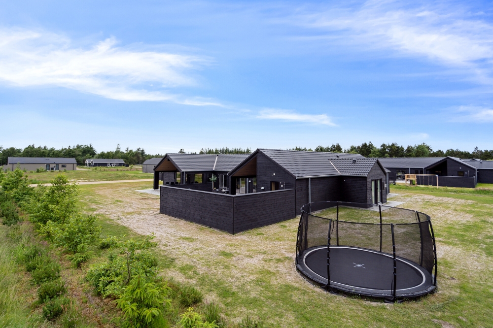 Dette lekre huset med svømmebasseng, nr. 605, med plass til 24 personer, ligger i Vestjylland