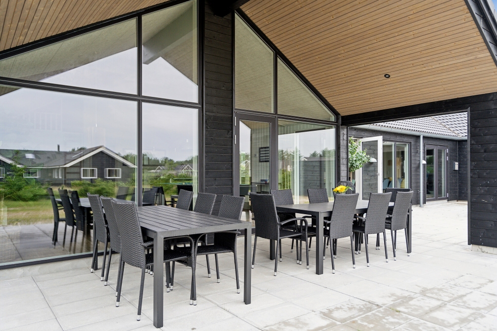 Nyt en grillkveld på terrassen i luksushus nr. 605 i Vestjylland