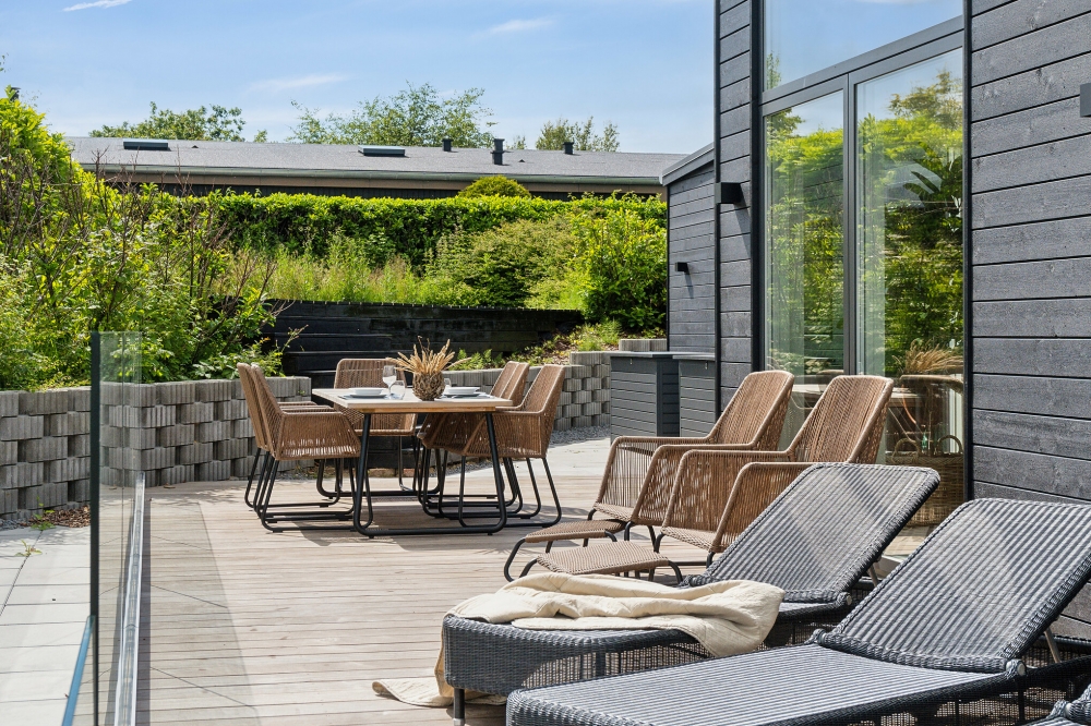 Nyt en grillkveld på terrassen i luksushus nr. 606 i Østjylland