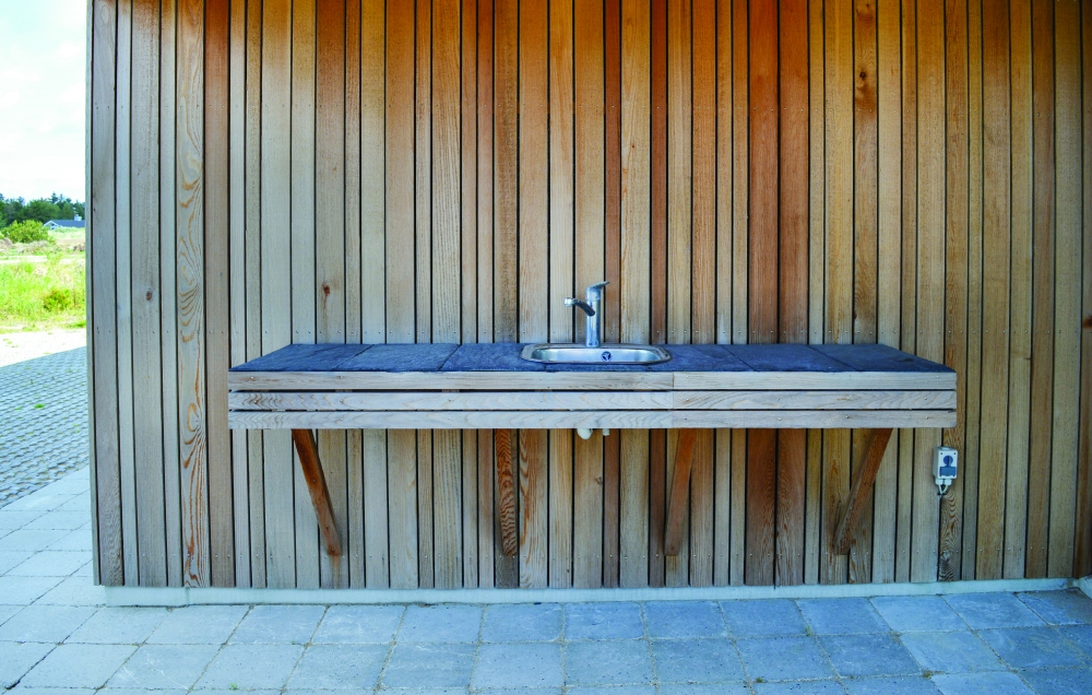 Nyt en grillkveld på terrassen i luksushus nr. 607 i Nordjylland
