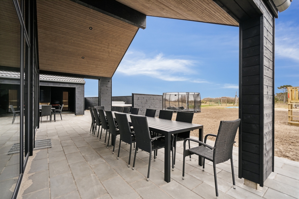 Nyt en grillkveld på terrassen i luksushus nr. 610 i Vestjylland