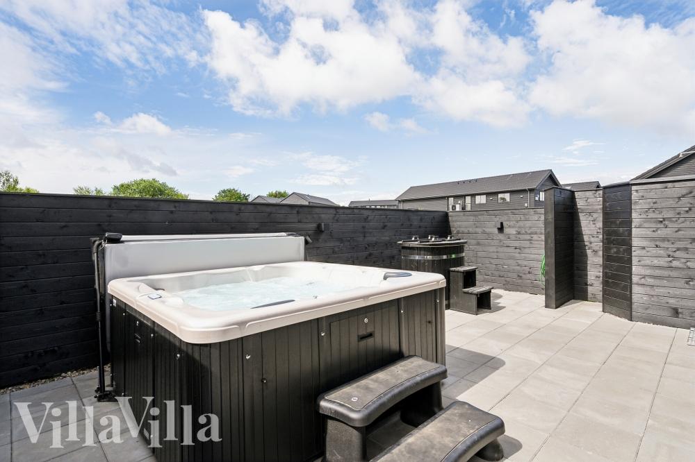 Nyt varmen i boblebadet i luksushus nr. 611 i Sydjylland