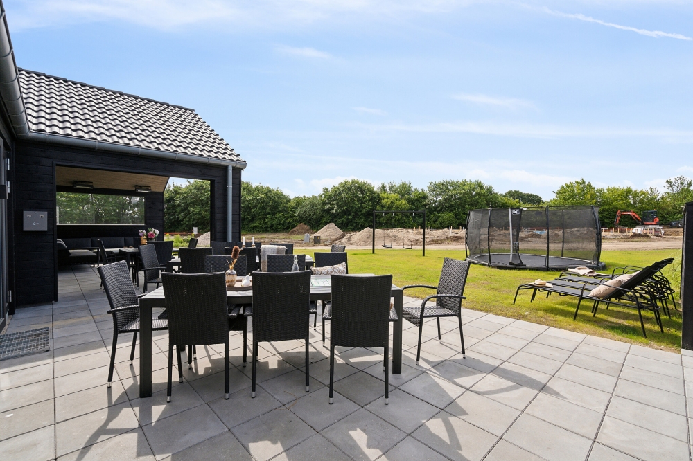 Nyt en grillkveld på terrassen i luksushus nr. 611 i Sydjylland