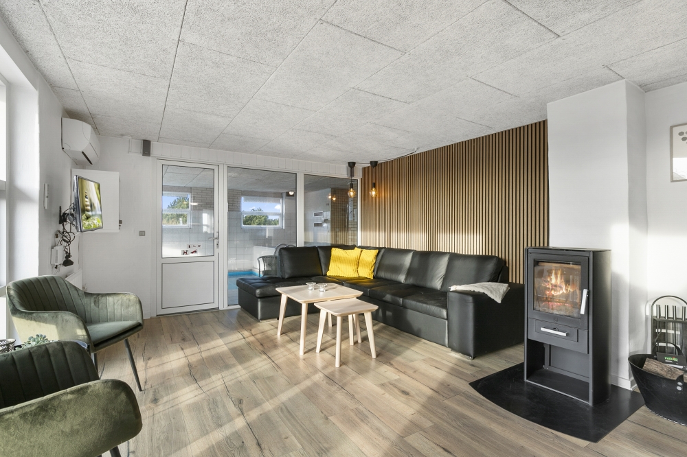 Sofaen i luksushus nr. 613 i Vestjylland er perfekt for å hygge seg med et brettspill eller se en film sammen.