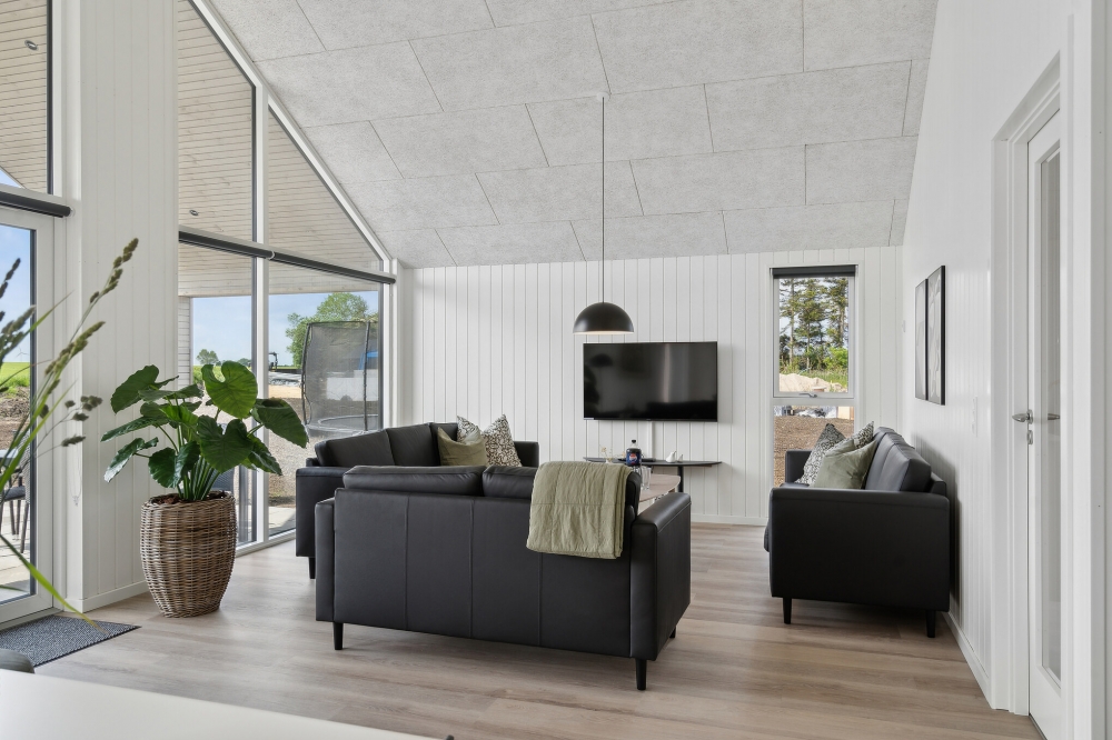 Sofaen i luksushus nr. 614 i Fyn og øyer er perfekt for å hygge seg med et brettspill eller se en film sammen.