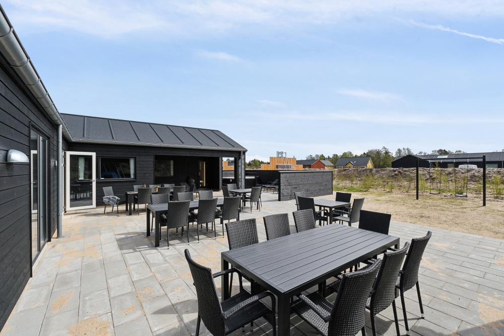 På terrassen i feriehus nr. 615 er det plass til 30 personer.