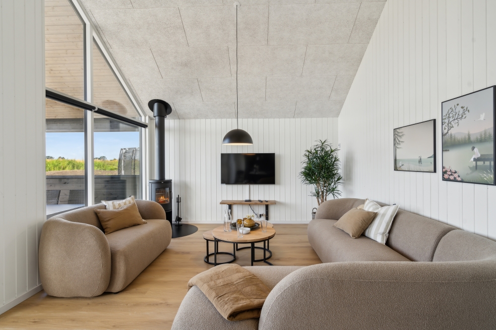 Sofaen i luksushus nr. 617 i Fyn og øyer er perfekt for å hygge seg med et brettspill eller se en film sammen.