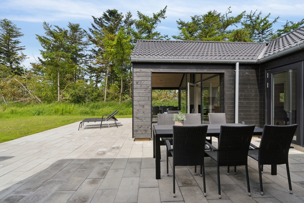 Nyt en grillkveld på terrassen i luksushus nr. 621 i Bornholm