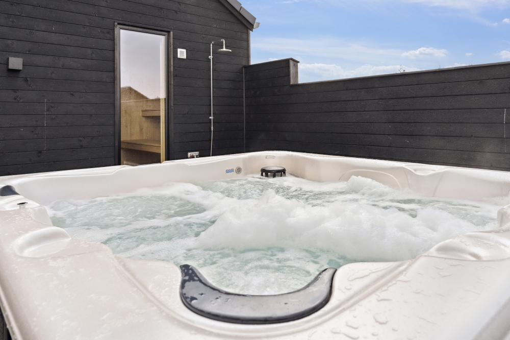 Nyt varmen i boblebadet i luksushus nr. 621 i Bornholm