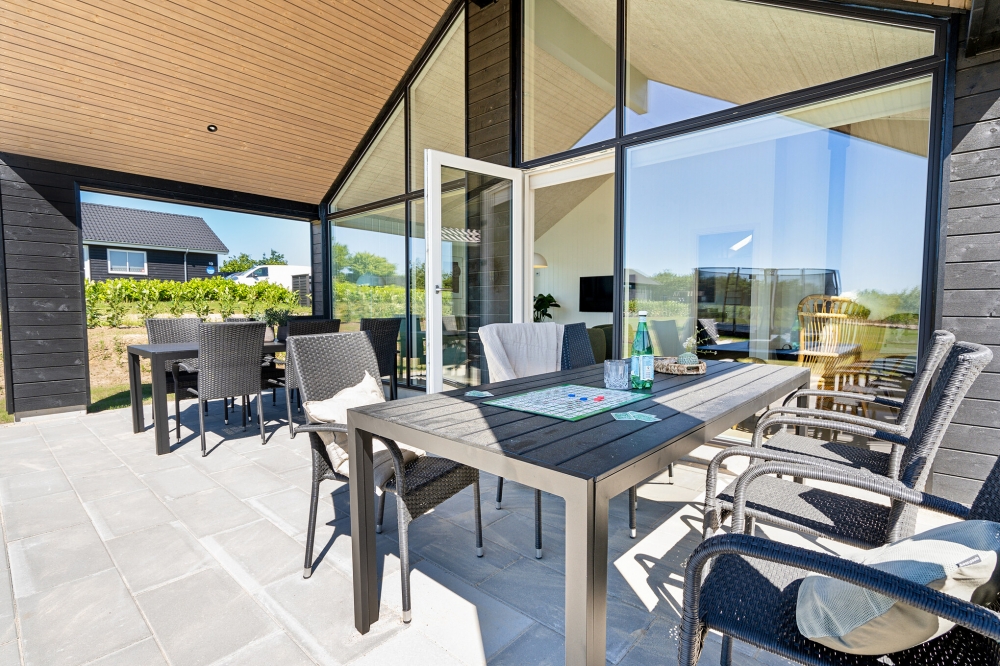 Luksushus nr. 622 har en deilig terrasse med gode hagemøbler til 18 personer.