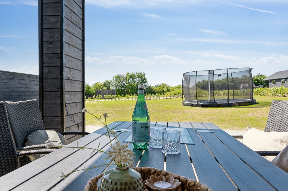 Nyt en grillkveld på terrassen i luksushus nr. 622 i Bornholm