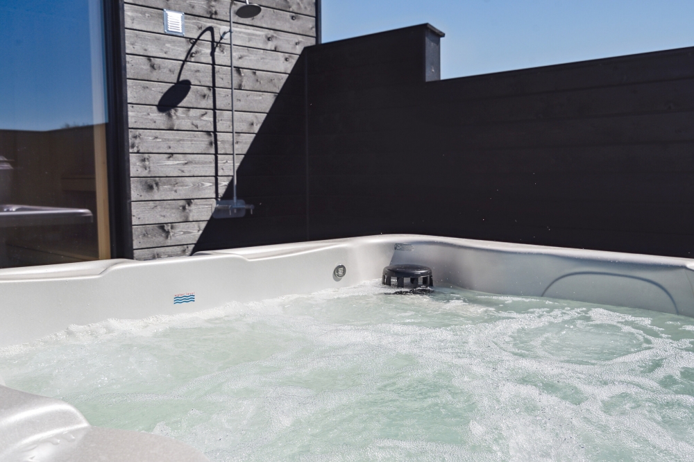 Nyt varmen i boblebadet i luksushus nr. 622 i Bornholm