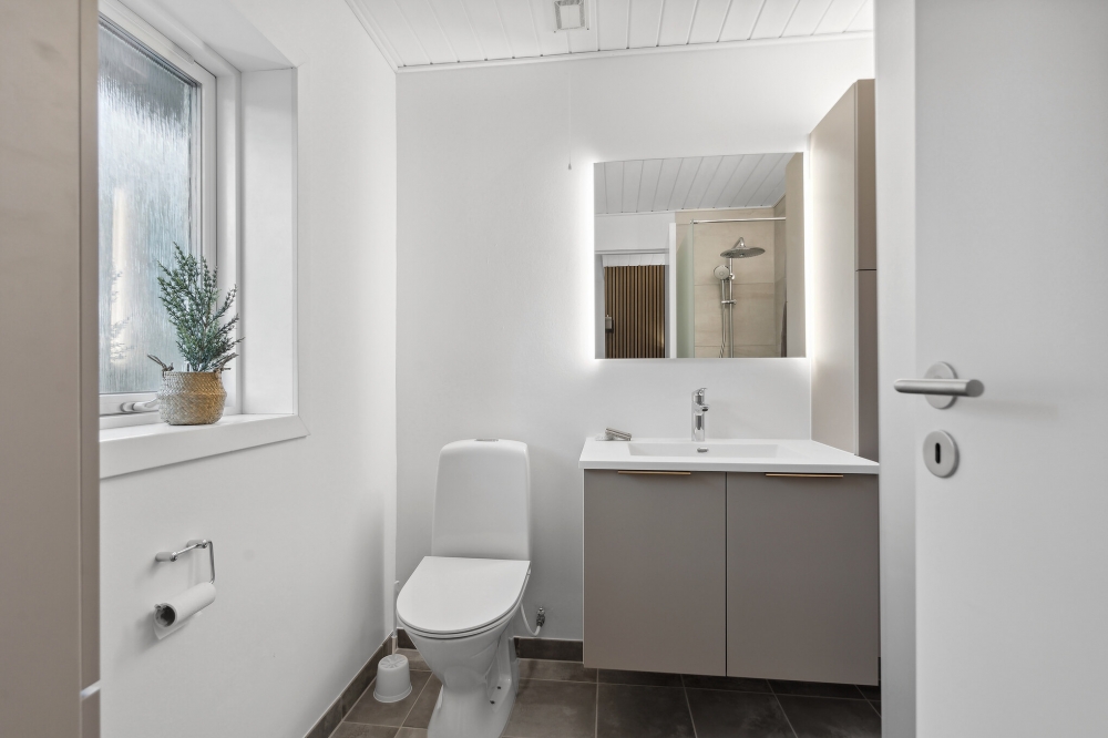 Det finnes bad med dusj i luksushus nr. 623 til 15 personer.