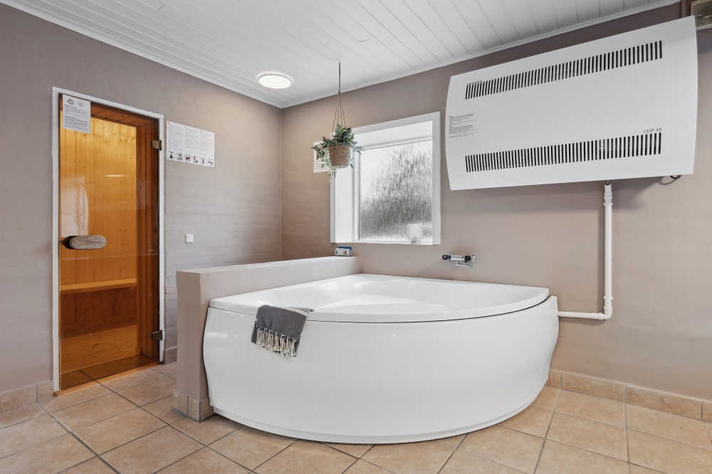 Nyt varmen i boblebadet i luksushus nr. 623 i Vestjylland