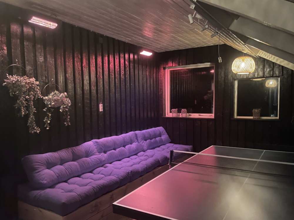 På terrassen i feriehus nr. 623 er det plass til 15 personer.