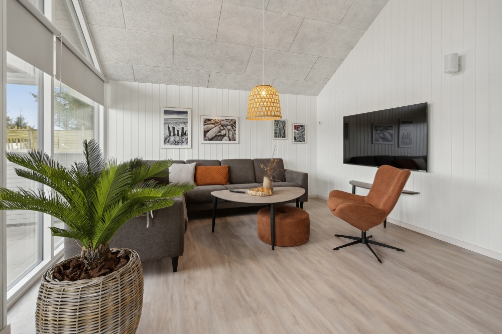 Sofaen i luksushus nr. 624 i Sydjylland er perfekt for å hygge seg med et brettspill eller se en film sammen.
