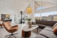 Det er god plass til hygge i feriehusets sofagruppe under oppholdet i luksushus nr. 624