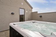 Nyt varmen i boblebadet i luksushus nr. 624 i Sydjylland