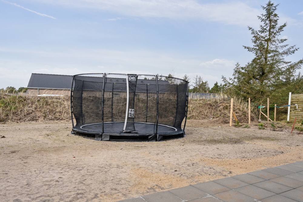 I det attraktive feriehuset nr. 624 i Sydjylland finnes det mengder av utendørsaktiviteter, som leketårn og huskestativ.