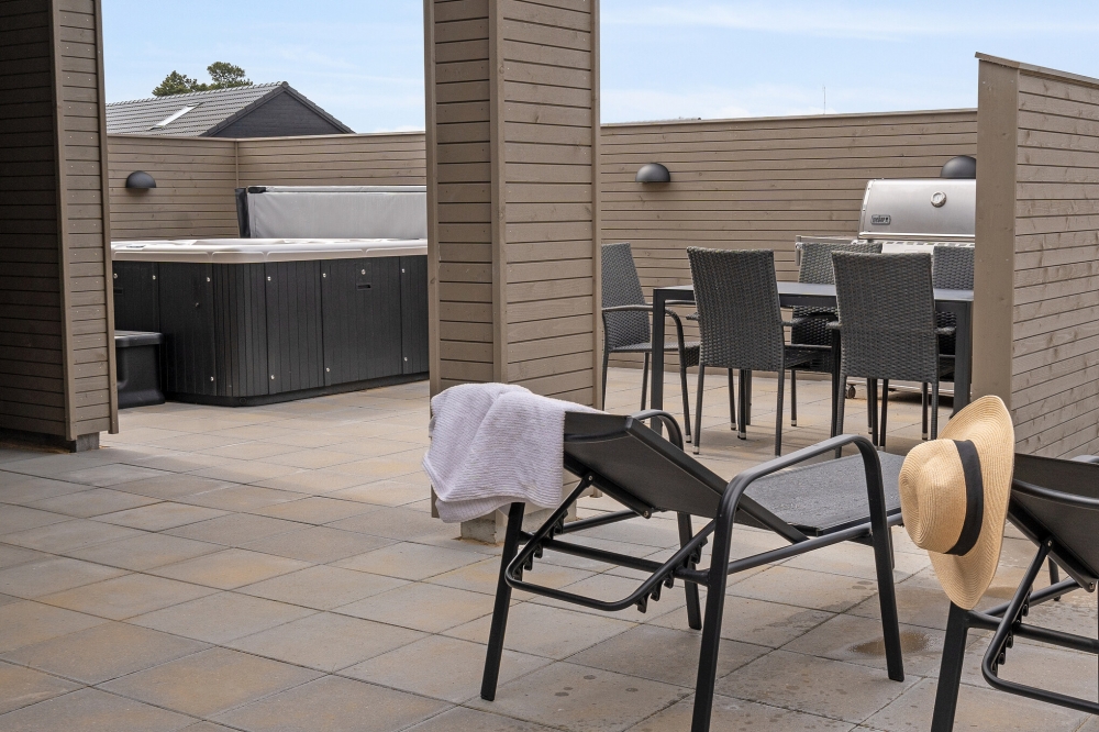 Stor terrasse i luksushus nr. 624 i Sydjylland.