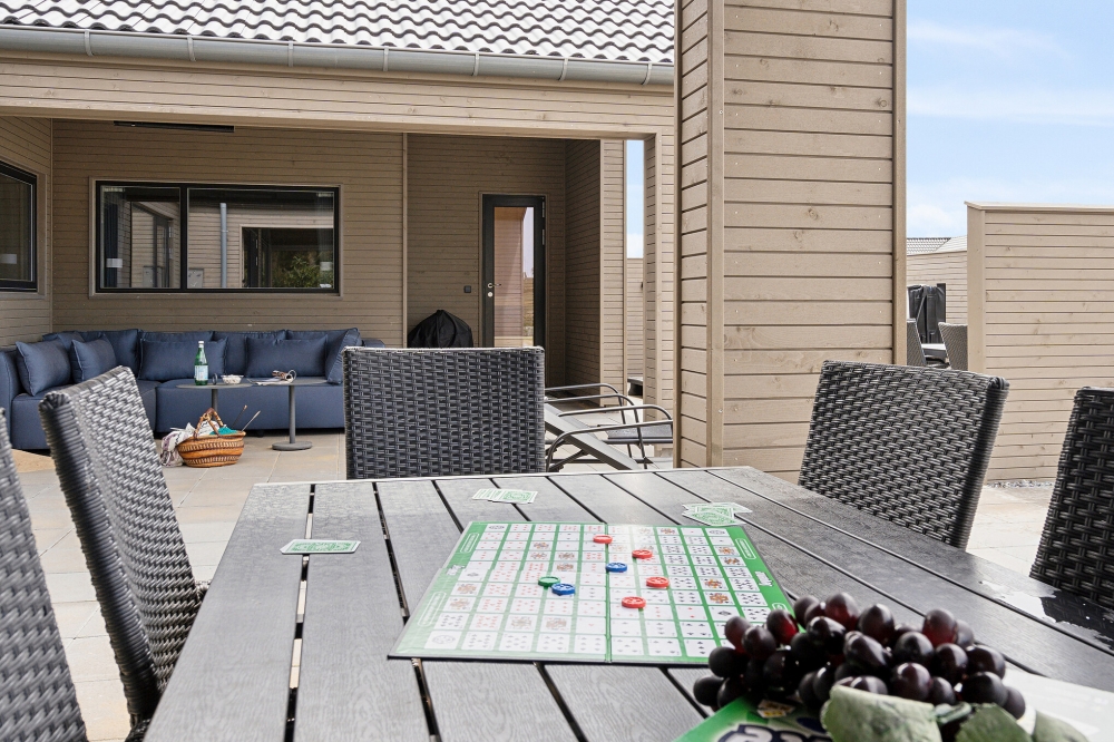 På terrassen i feriehus nr. 624 er det plass til 14 personer.