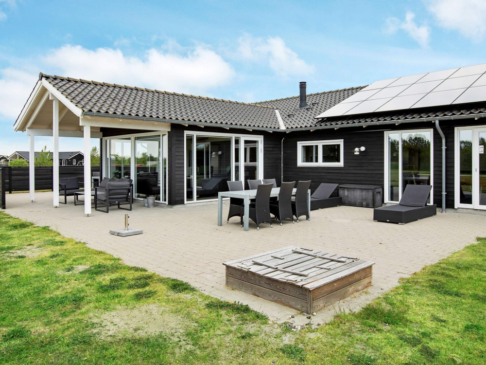 På terrassen i feriehus nr. 626 er det plass til 14 personer.