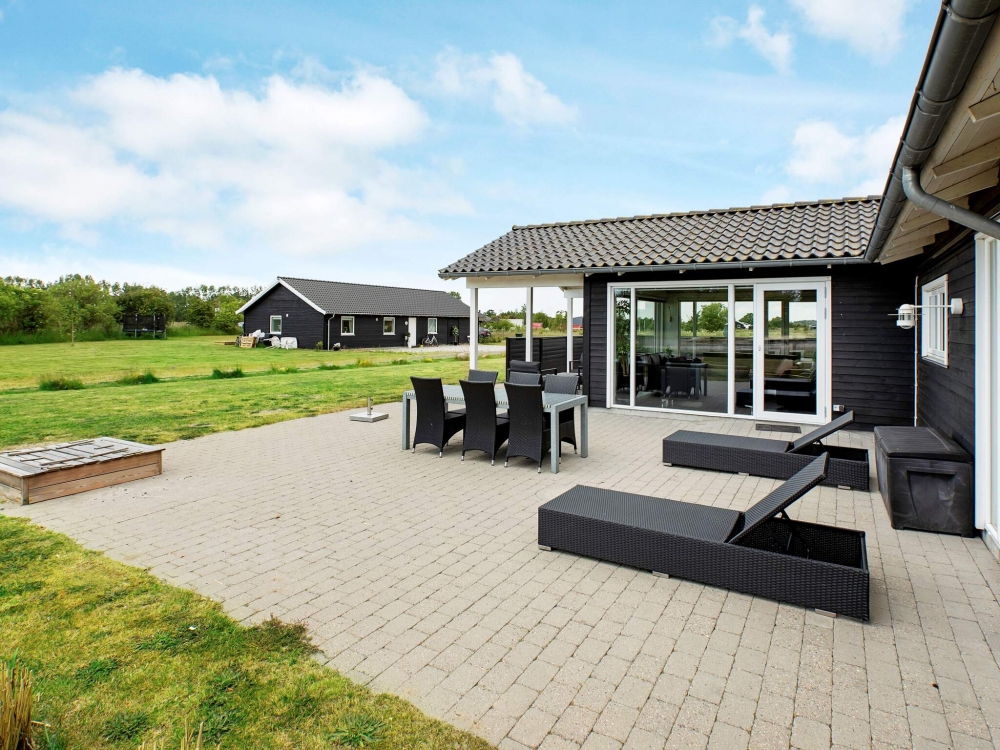 Nyt en grillkveld på terrassen i luksushus nr. 626 i Lolland/Falster/Møn