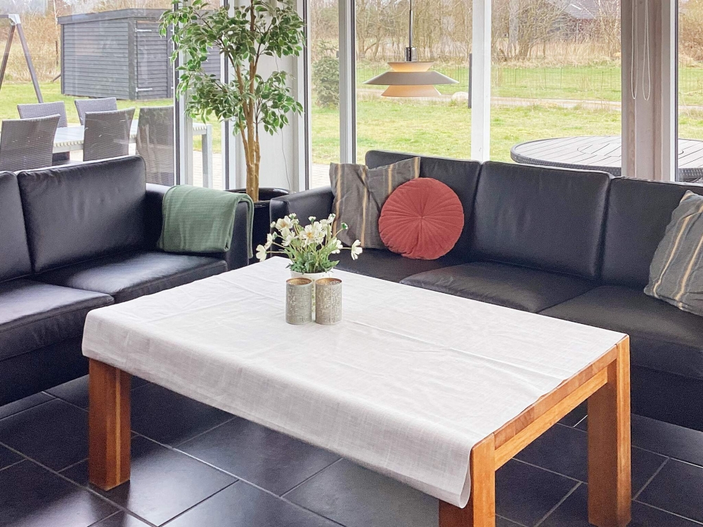 Sofaen i luksushus nr. 626 i Lolland/Falster/Møn er perfekt for å hygge seg med et brettspill eller se en film sammen.