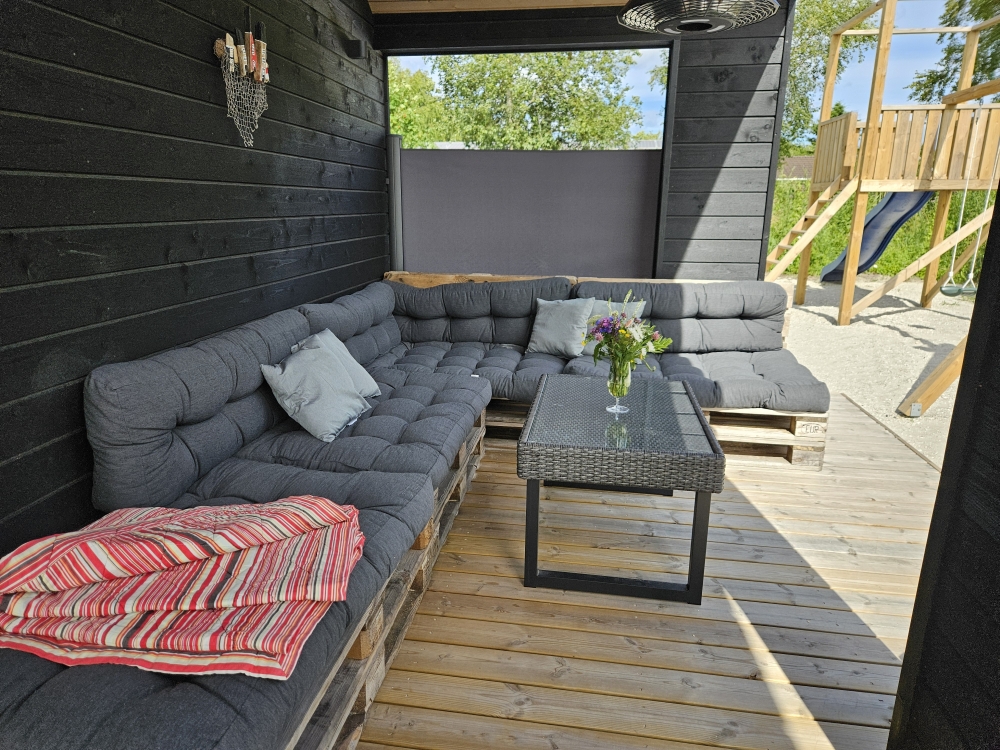 Luksushus nr. 628 har en deilig terrasse med gode hagemøbler til 12 personer.