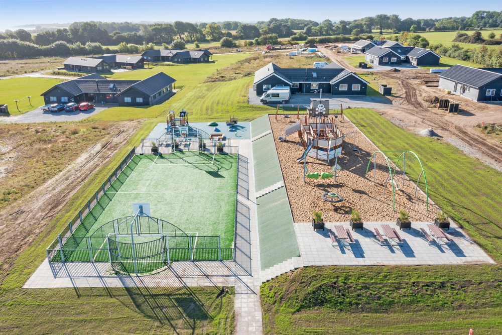 I det attraktive feriehuset nr. 632 i Sydjylland finnes det mengder av utendørsaktiviteter, som leketårn og huskestativ.