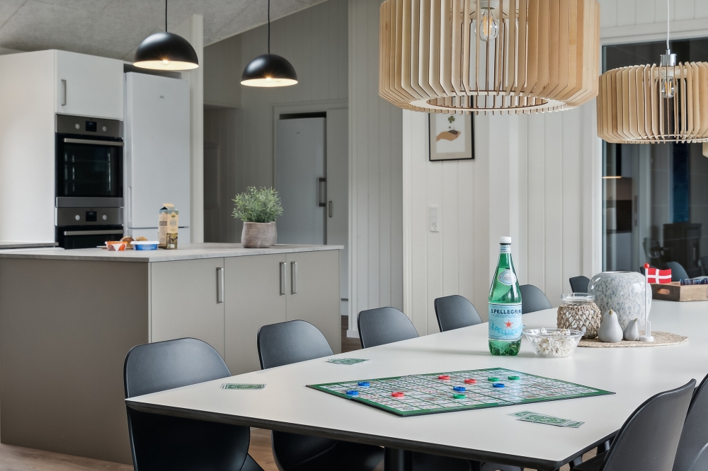 Det er plass til 18 personer i det store lyse oppholdsrommet i luksushus nr. 632.