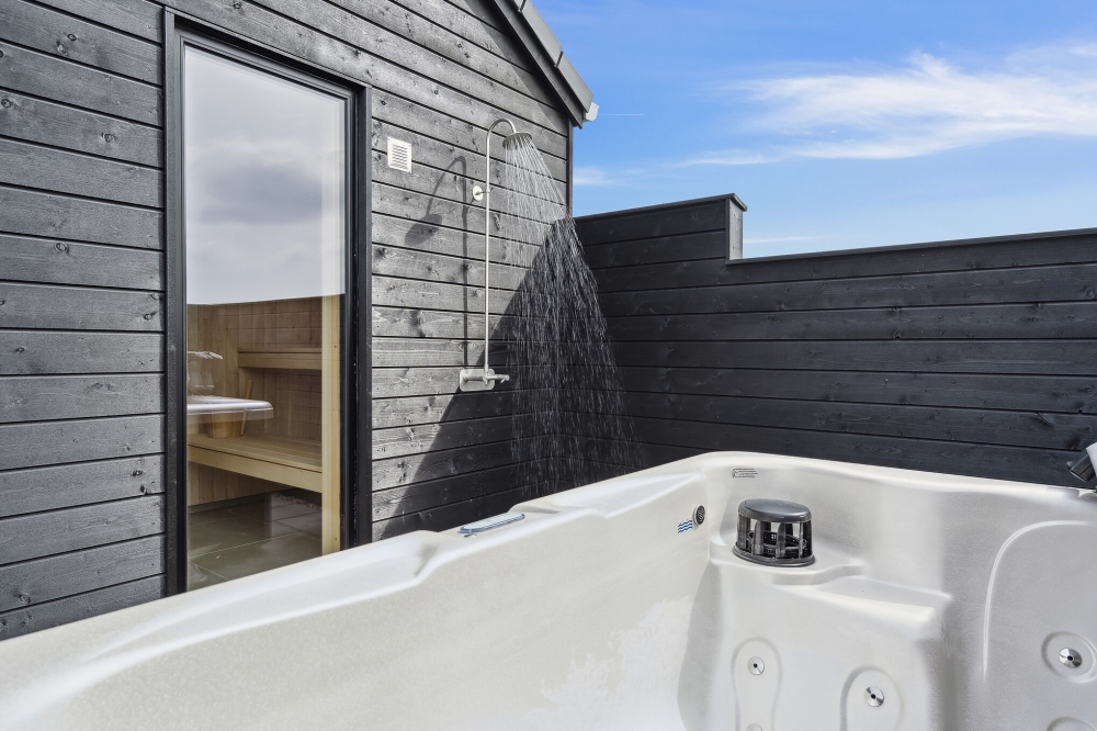 Nyt varmen i boblebadet i luksushus nr. 632 i Sydjylland