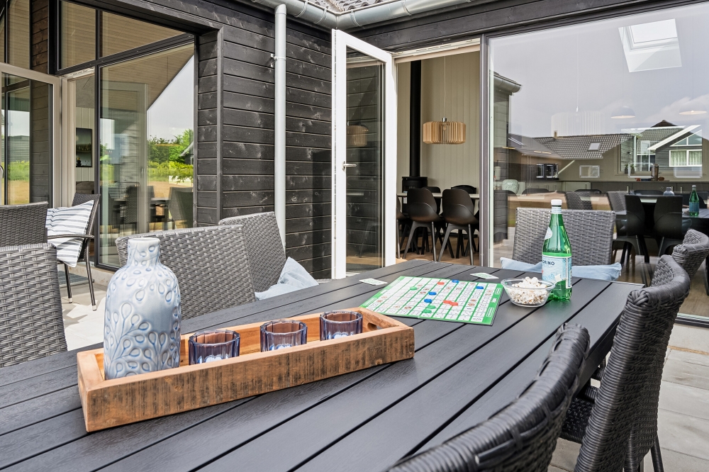 Nyt en grillkveld på terrassen i luksushus nr. 632 i Sydjylland