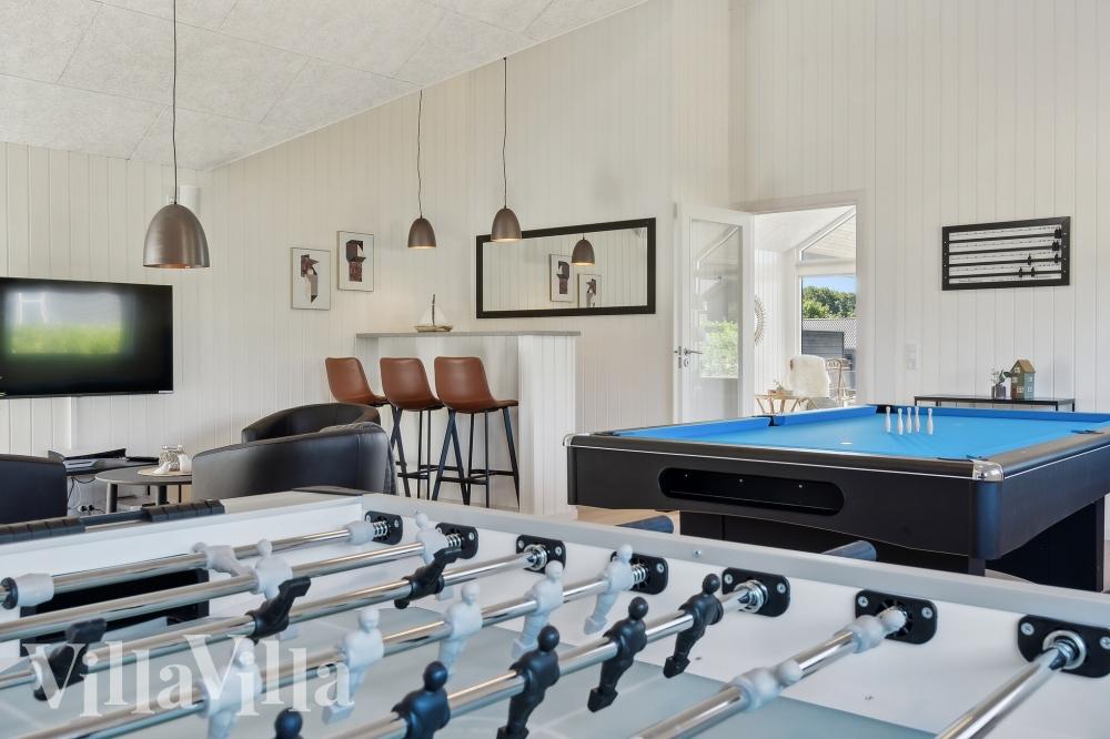I tillegg til alle aktivitetsmulighetene i husets bassengavdeling, kan du også spille biljard, bordtennis og dart i luksushus nr. 633