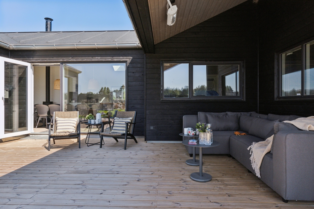 Nyt en grillkveld på terrassen i luksushus nr. 634 i Nordjylland