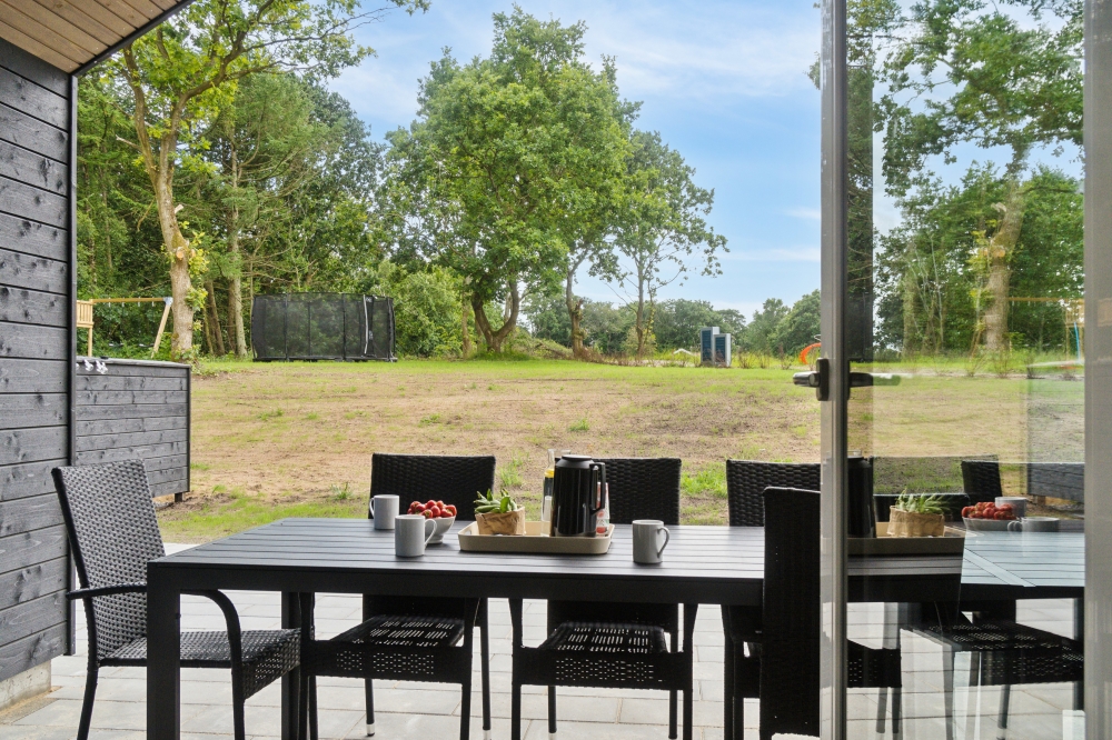 Nyt en grillkveld på terrassen i luksushus nr. 640 i Østjylland