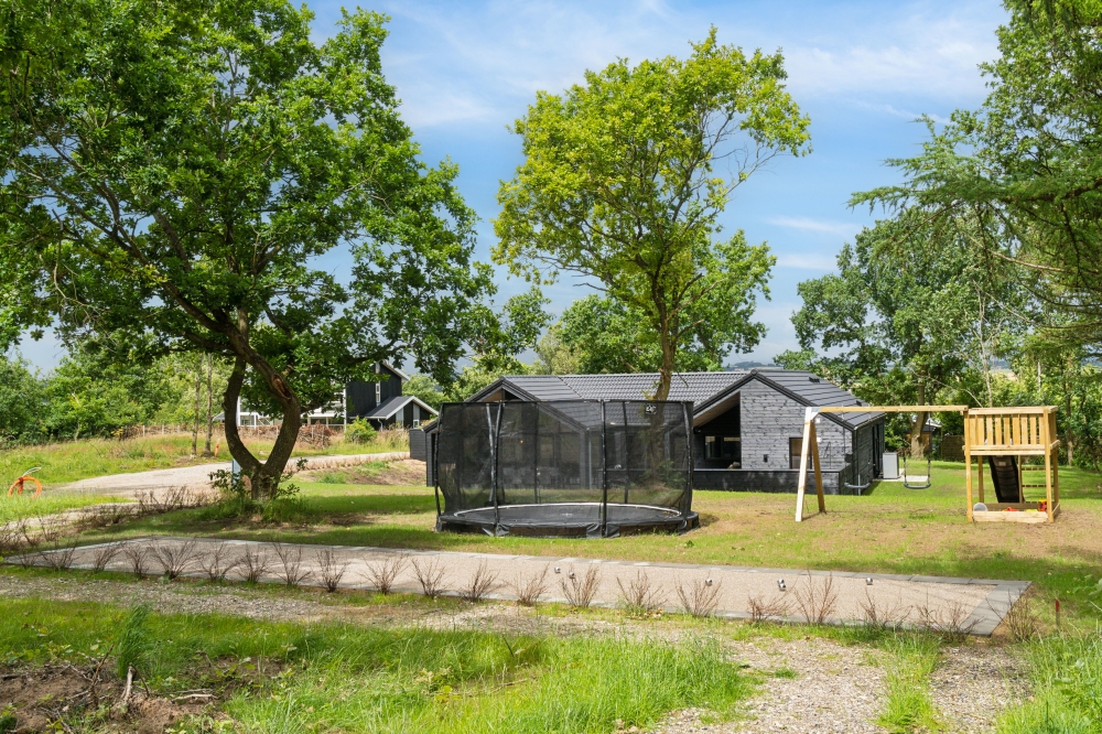 I det attraktive feriehuset nr. 640 i Østjylland finnes det mengder av utendørsaktiviteter, som leketårn og huskestativ.