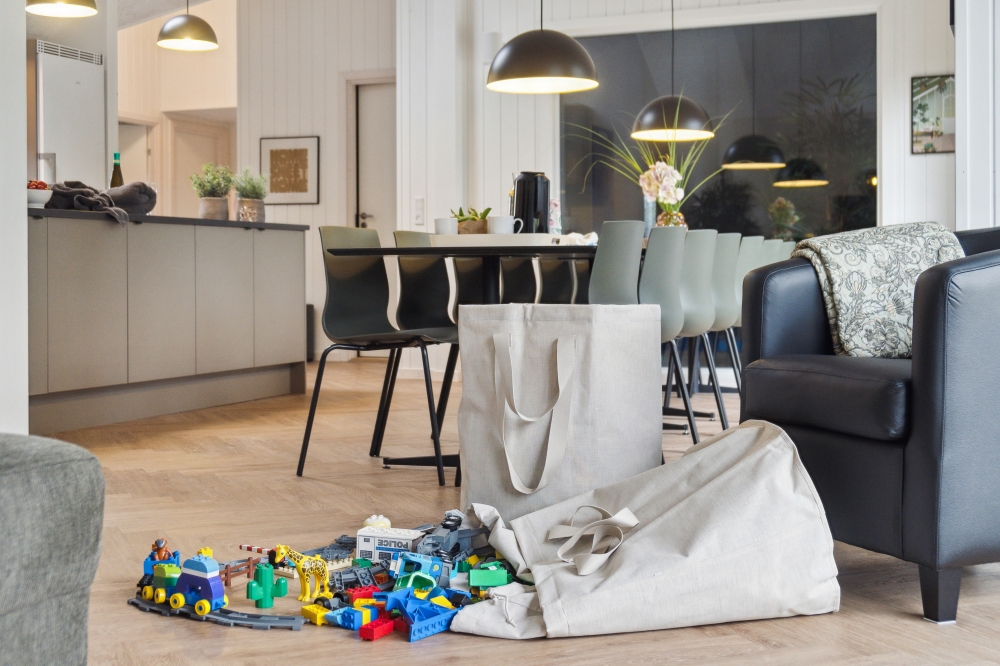 Det er plass til 14 personer i det store lyse oppholdsrommet i luksushus nr. 640.