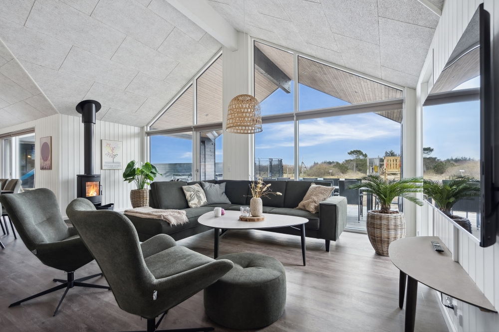 Sofaen i luksushus nr. 646 i Nordsjælland er perfekt for å hygge seg med et brettspill eller se en film sammen.
