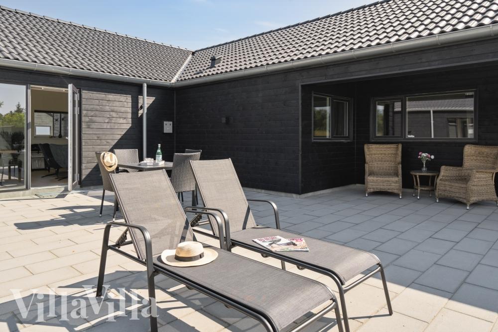 Luksushus nr. 765 har en deilig terrasse med gode hagemøbler til 16 personer.